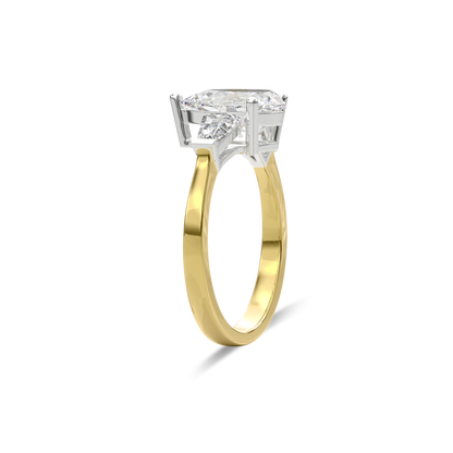 Daphnis Three Stones Engagement Ring Pear•Yellow Gold
