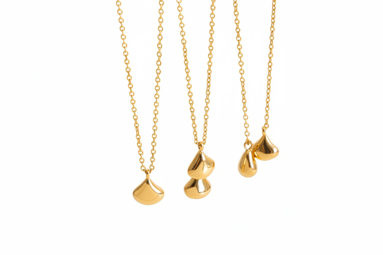 Gold geometric drop-shaped design necklace