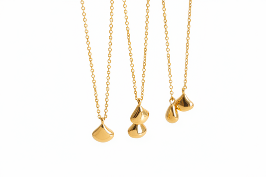 Gold geometric drop-shaped design necklace